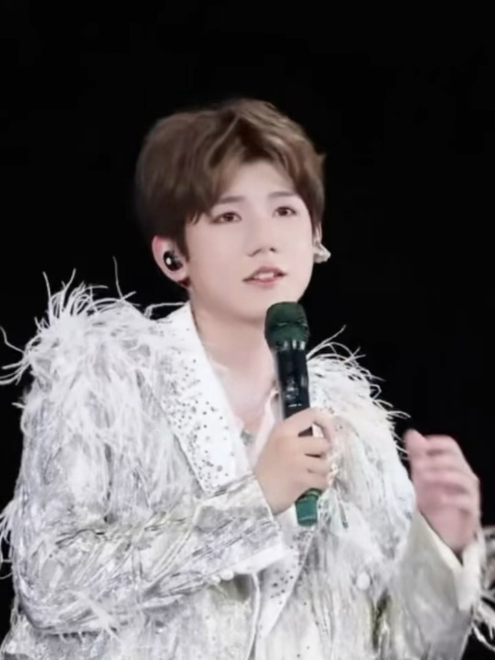 王源十年前在长沙办过小型见面会王源从小小的演播厅走到现在王源十年前在长沙办过小型