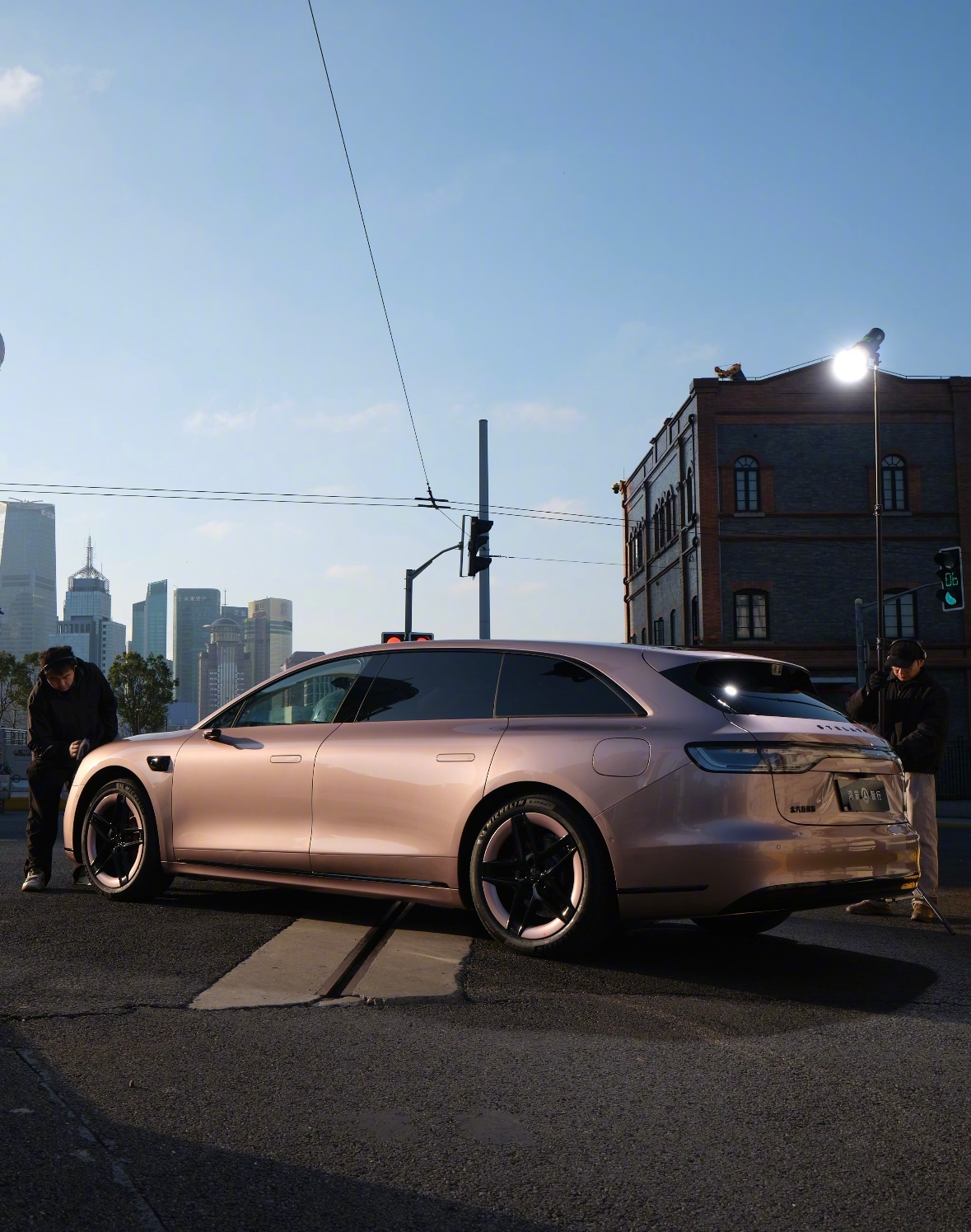 享界S9T粉色实车曝光看到享界S9T粉色版的上海路透图，真的被惊艳到了。那溜背线