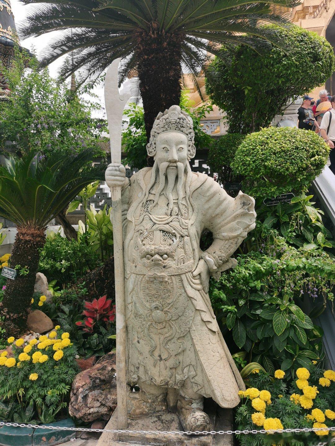 关二爷败走麦城，逃到泰国以后疏于练功，都长胖了 