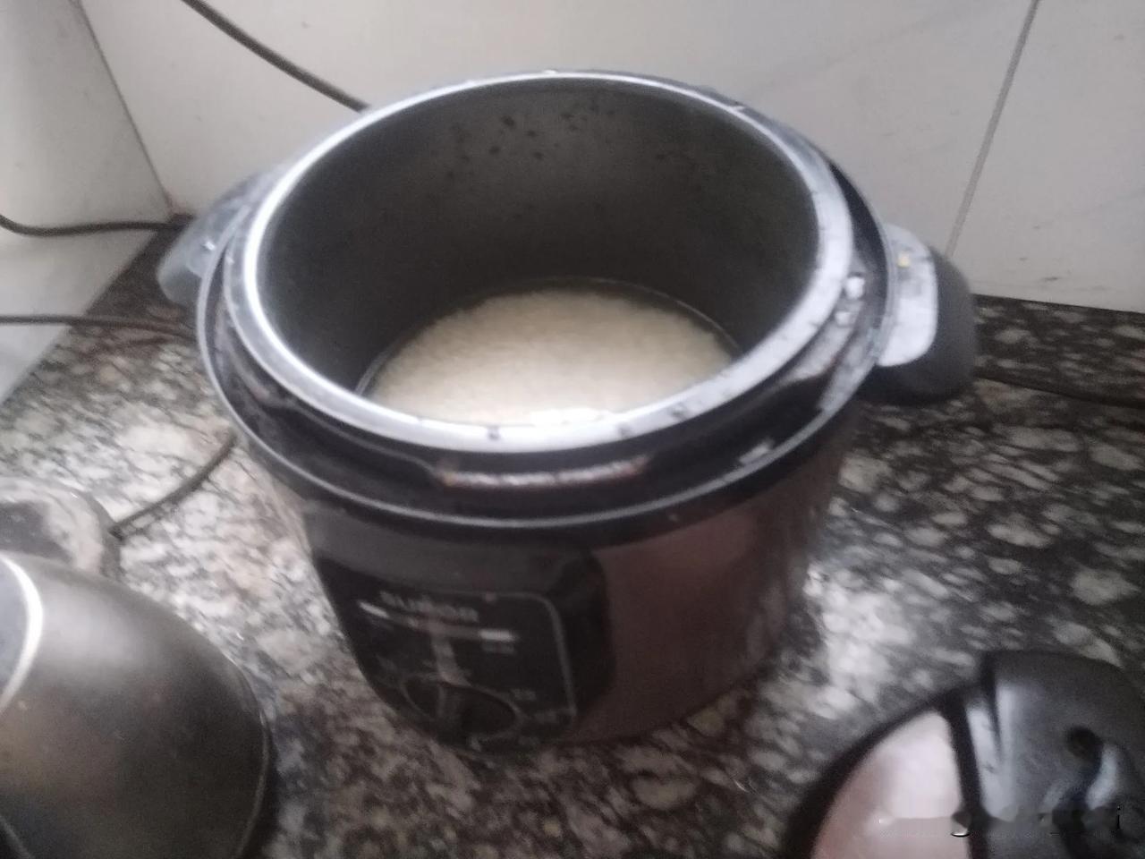 这就是我的老婆，除了打麻将什么事都不上心。
我在公路边割鱼草，遇到她打麻将归来，