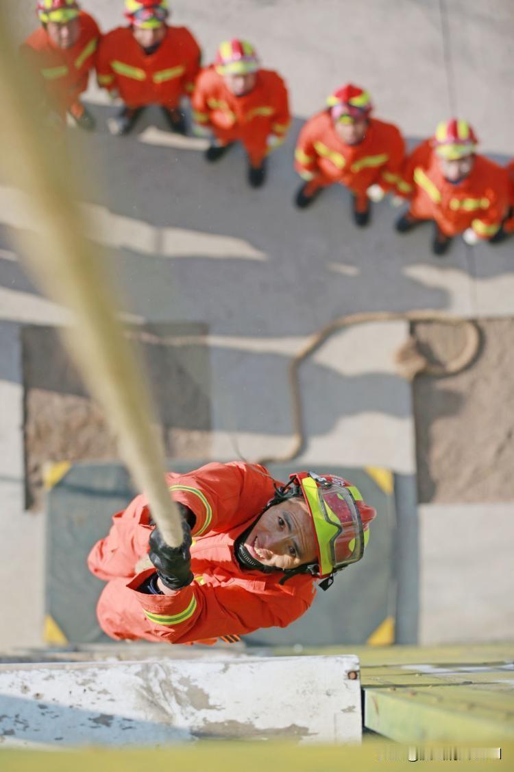 日常训练：负重是家常便饭

消防员的训练不是“动感单车”，而是负重+速度的极限挑