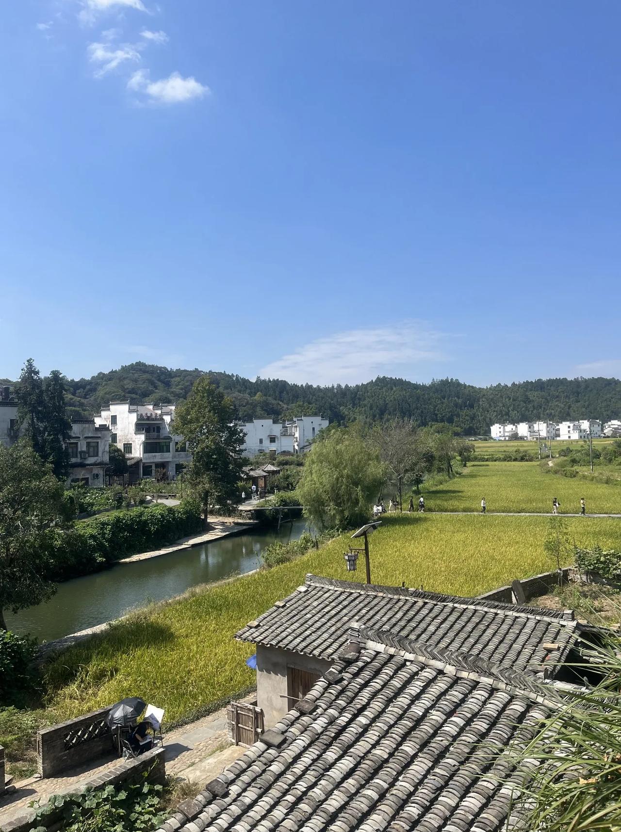 收费能改善收费站服务设施的完善。
但有的地方200公里的距离虽无收费站，但竟无一