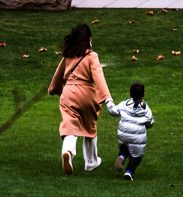 湖南9岁女孩追母猝死后续曝光！1月的一个周末，离异母亲送女儿回前夫家，刚到门口转