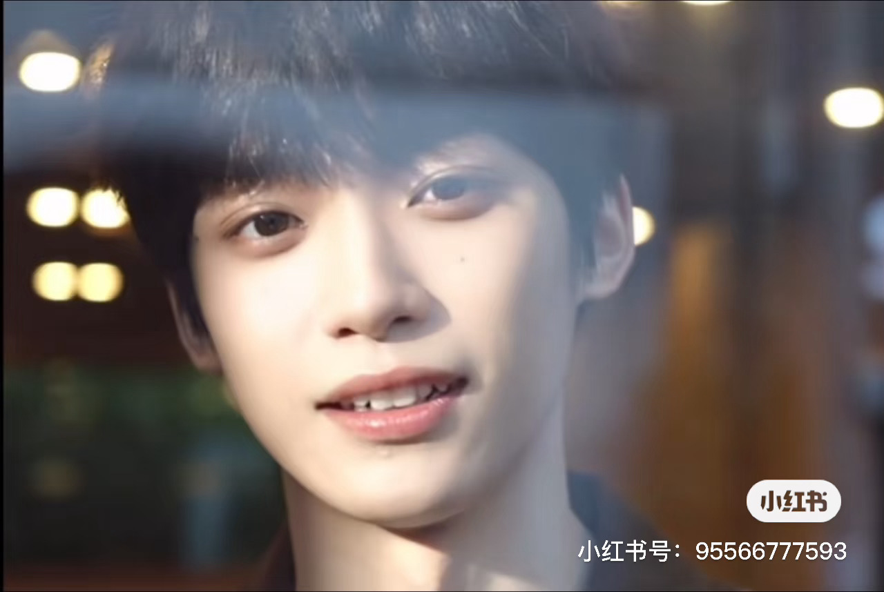 朋朋：怎么回事，表白又没发现ppm净盯着这美颜看，完全没注意到