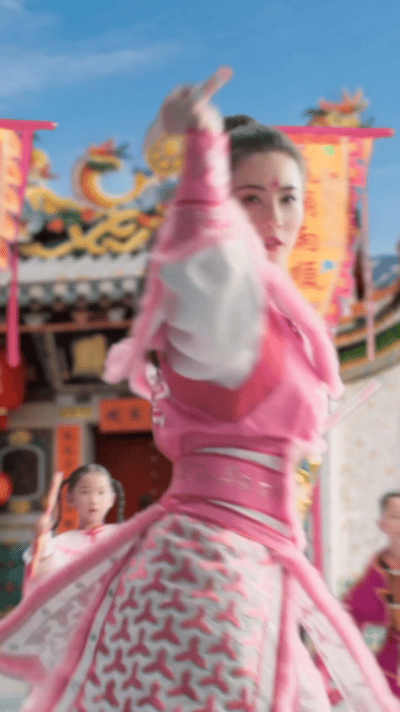 张柏芝被英歌舞小孩姐帅到 张柏芝在小孩姐面前完全没有明星架子，专心跟着学英歌舞，