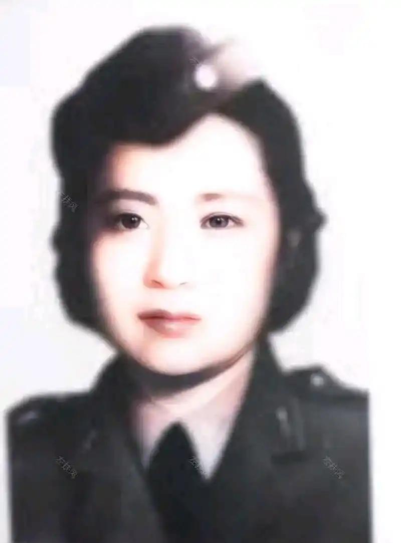1951年，叶亚华在澳洲街头要饭无果，无奈在牌子上写道：“我是抗日名将王铭章的遗
