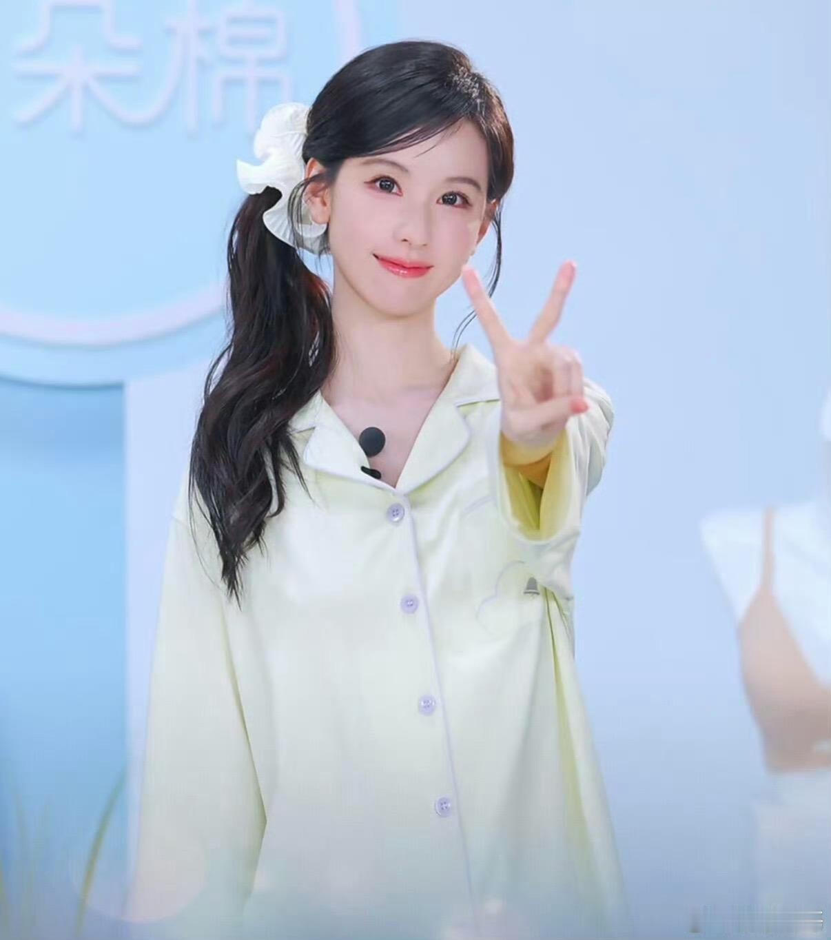 陈都灵今天的直播好萌好可爱啊我都不好意思叫她姐姐了，叫妹妹吧