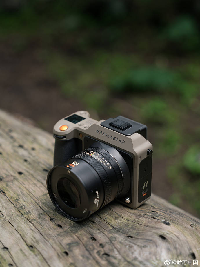 OPPO Find X9 Ultra似乎是按照这样的设计方向，机身框架和橙色快门