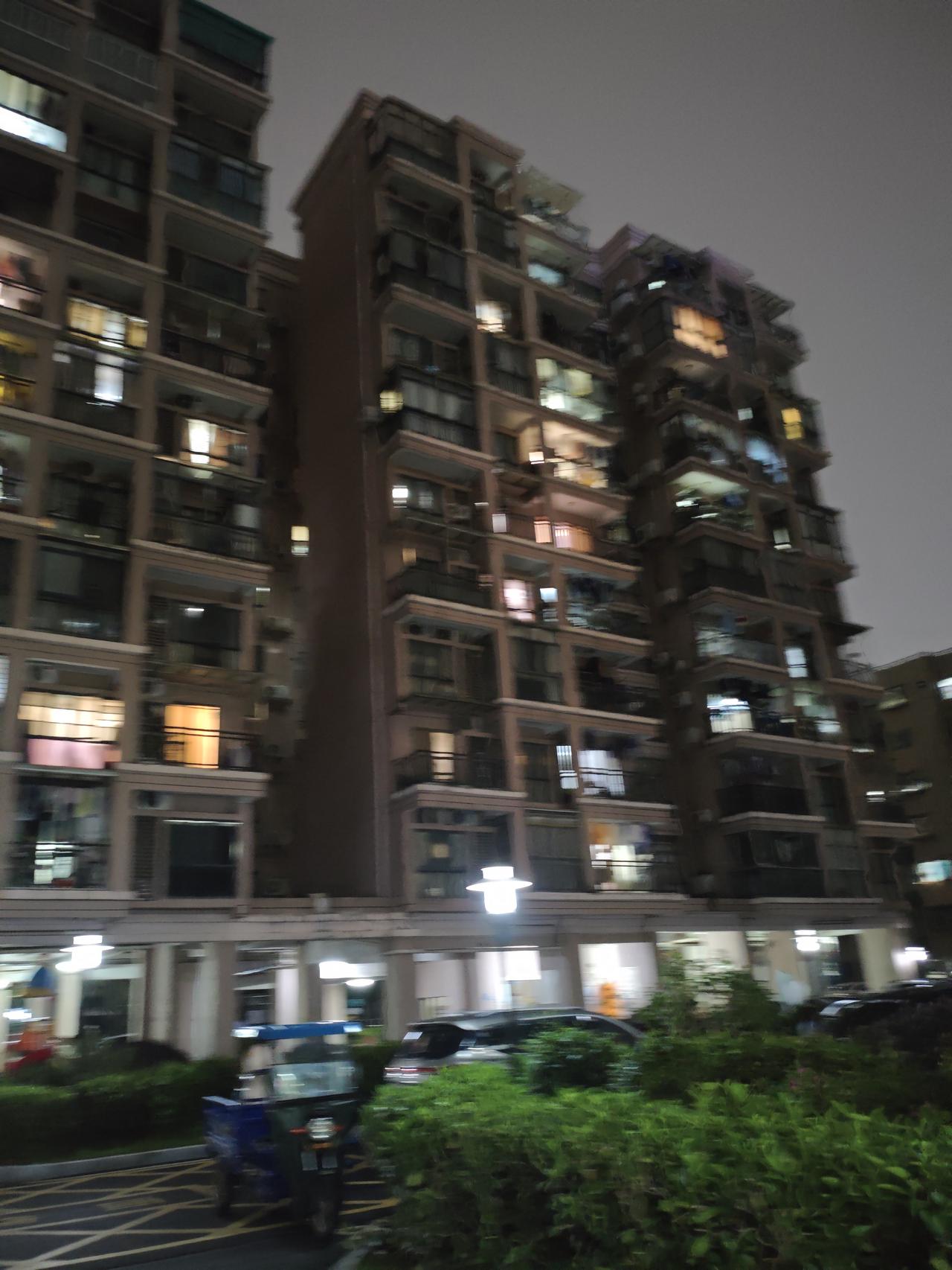 晒出你的本地生活昨天晚上下去扔垃圾，看到小区楼层里的万家灯火，假日之夜，每个家庭