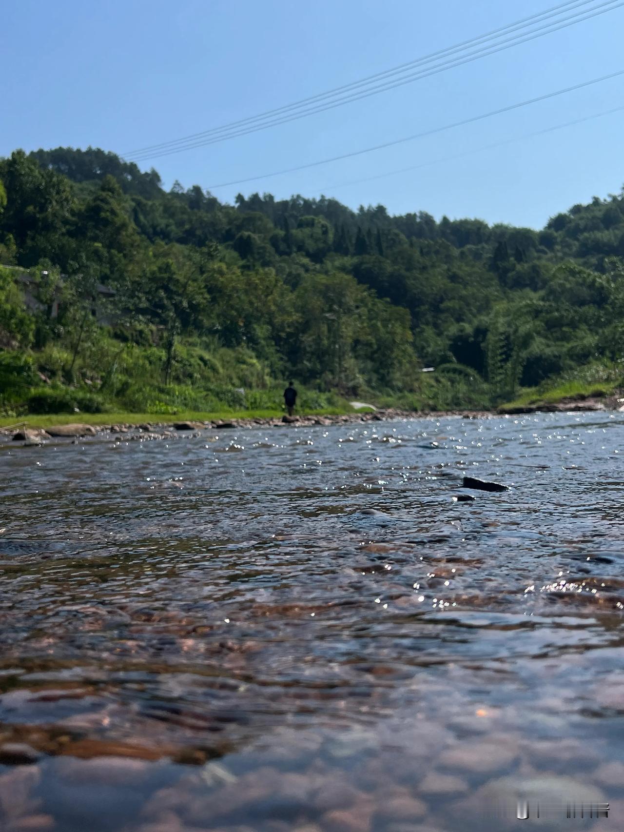炎炎夏日，在家吹空调，不如带着孩子亲近大自然，烧烤野炊好去处—十里河滩。河边玩水
