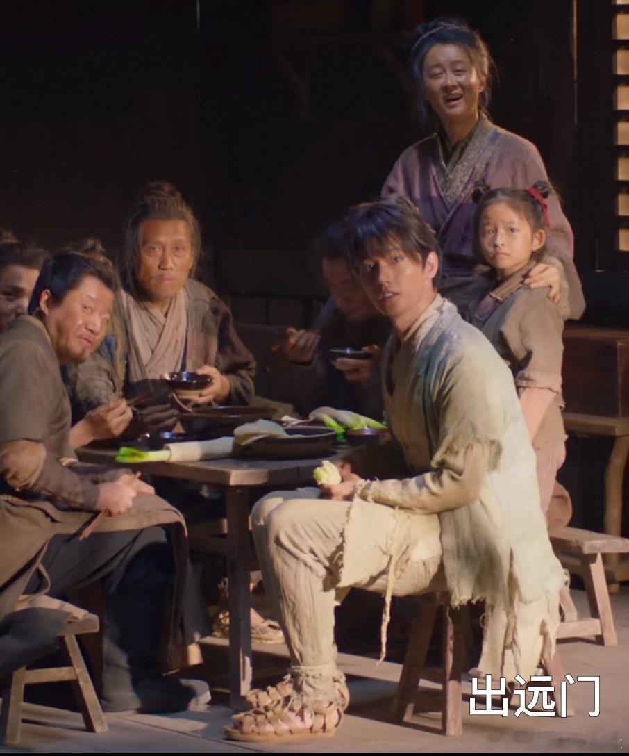 村里走出来的孩子都是要传凉鞋的，韩立也不例外！张无忌穿凉鞋都还有袜子可穿，韩立就