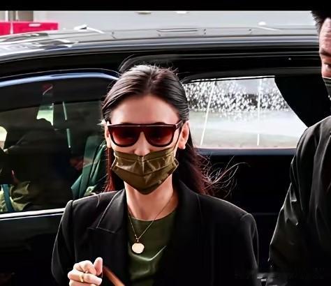 张柏芝和前经纪人的官司开庭了。
两位当事人都亲自出庭，全部穿着一套黑西装，非常正