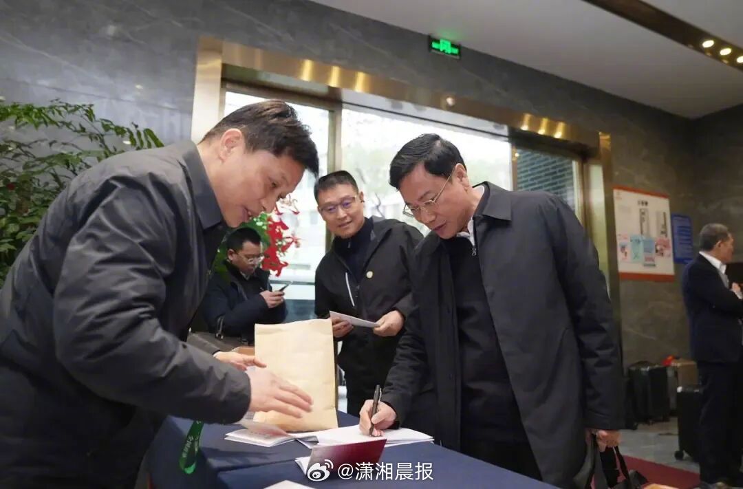 【共赴春天的盛会！#住湘全国政协委员启程赴京#】肩负着三湘人民的期盼与重托，3月