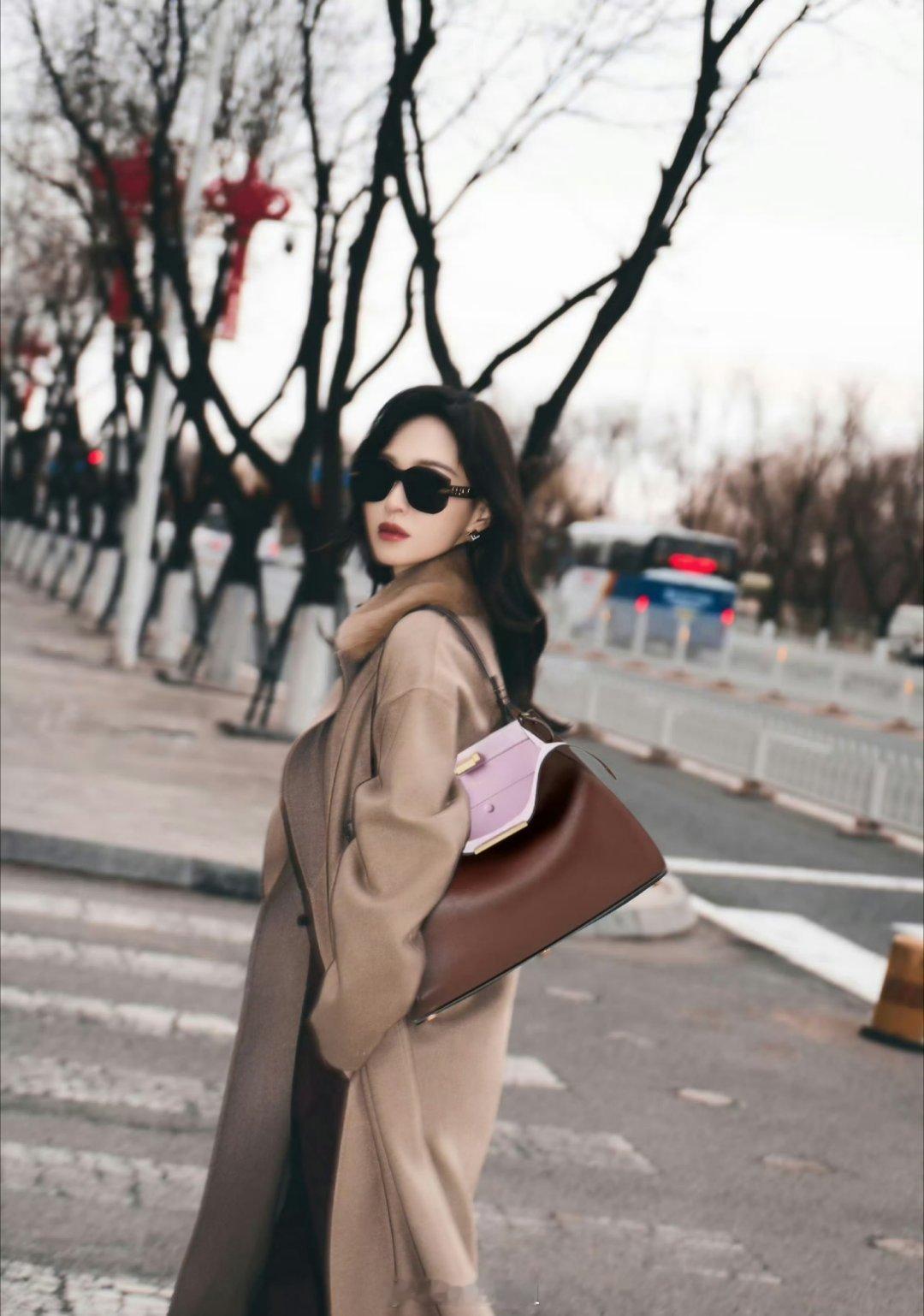 唐嫣的米兰时装周出发妆造图来啦，直接是一个老钱风啊，单纯从这身妆造来看，时尚表现