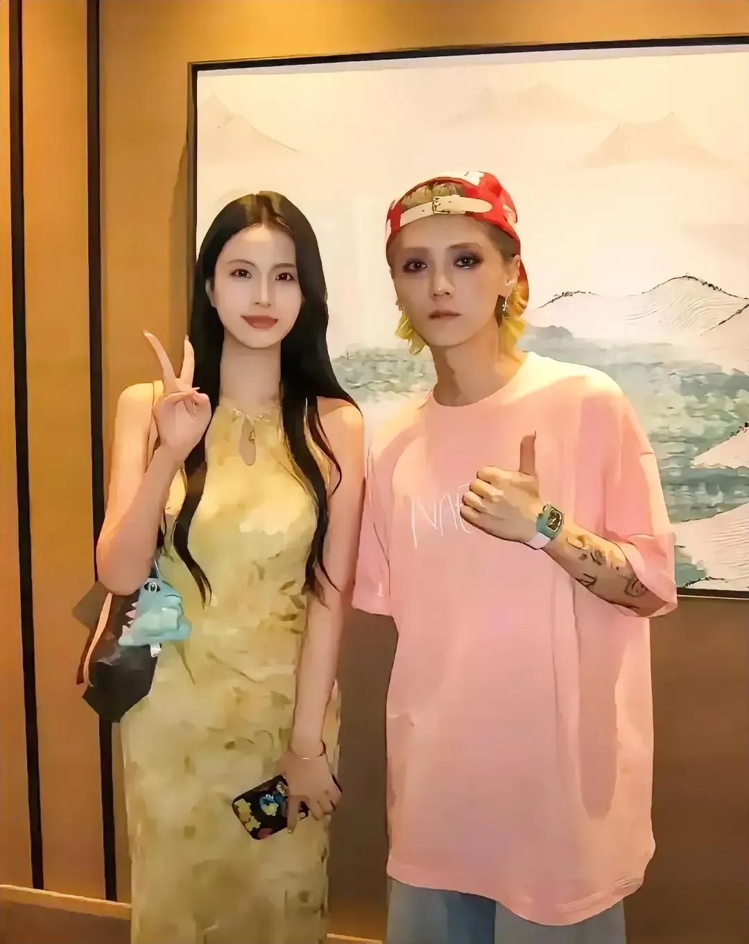 一张图看出鹿晗是个很有边界感的人，和女生拍照，避免接触到，把胳膊放后边，如果关晓