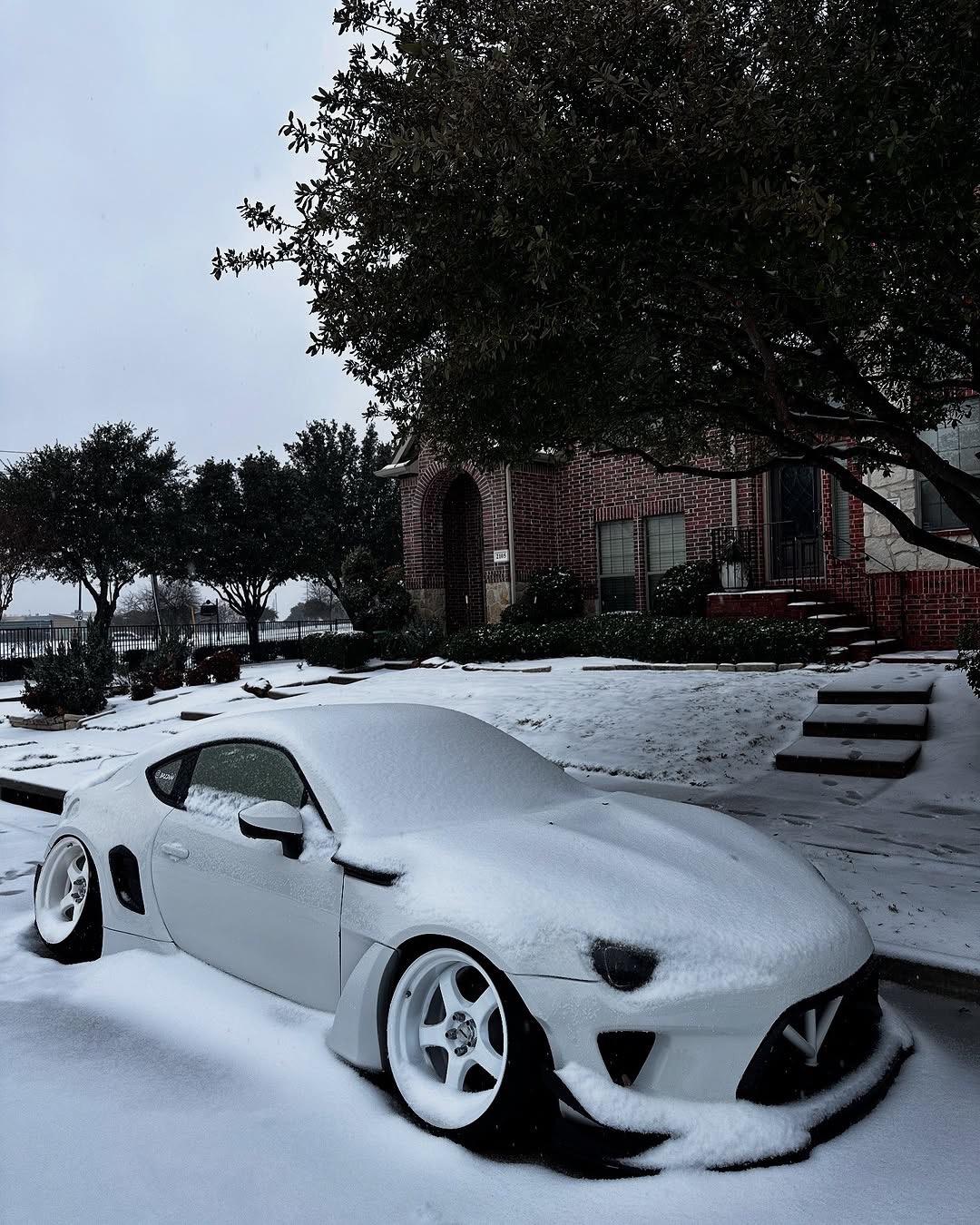 “雪天禁止路边停放BRZ”