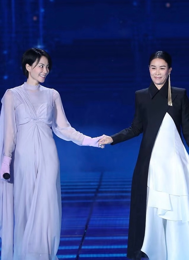 搞定那英相当于搞定整个华语乐坛歌手2026 那英音乐圈的人脉非常强大了，搞定那英