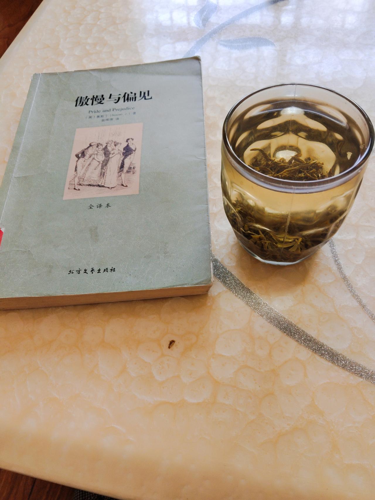 我的个人空间：茶几一角。

很喜欢坐在茶几一角，边喝茶边看书。