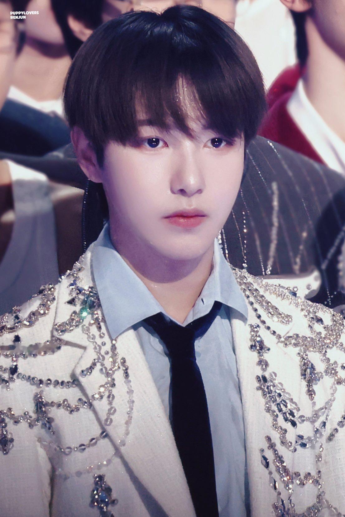 黄仁俊[超话]   hrj  黄仁俊  ✨2024年最后一晚的宝宝🤲🏻 