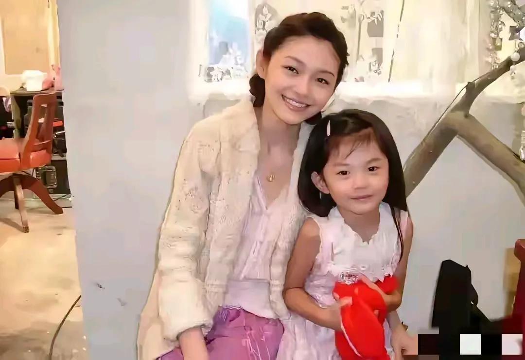 这么爱笑的大S生活应该很阳光才对，怎么看都是温柔体贴的女子，不过可能也是吧，老具