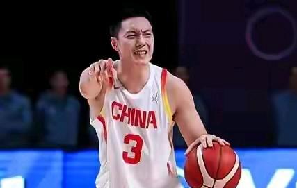 胡明轩到底行不行，这个问题是在中国男篮双输韩国后，一直倍受争议的话题，实话实说，