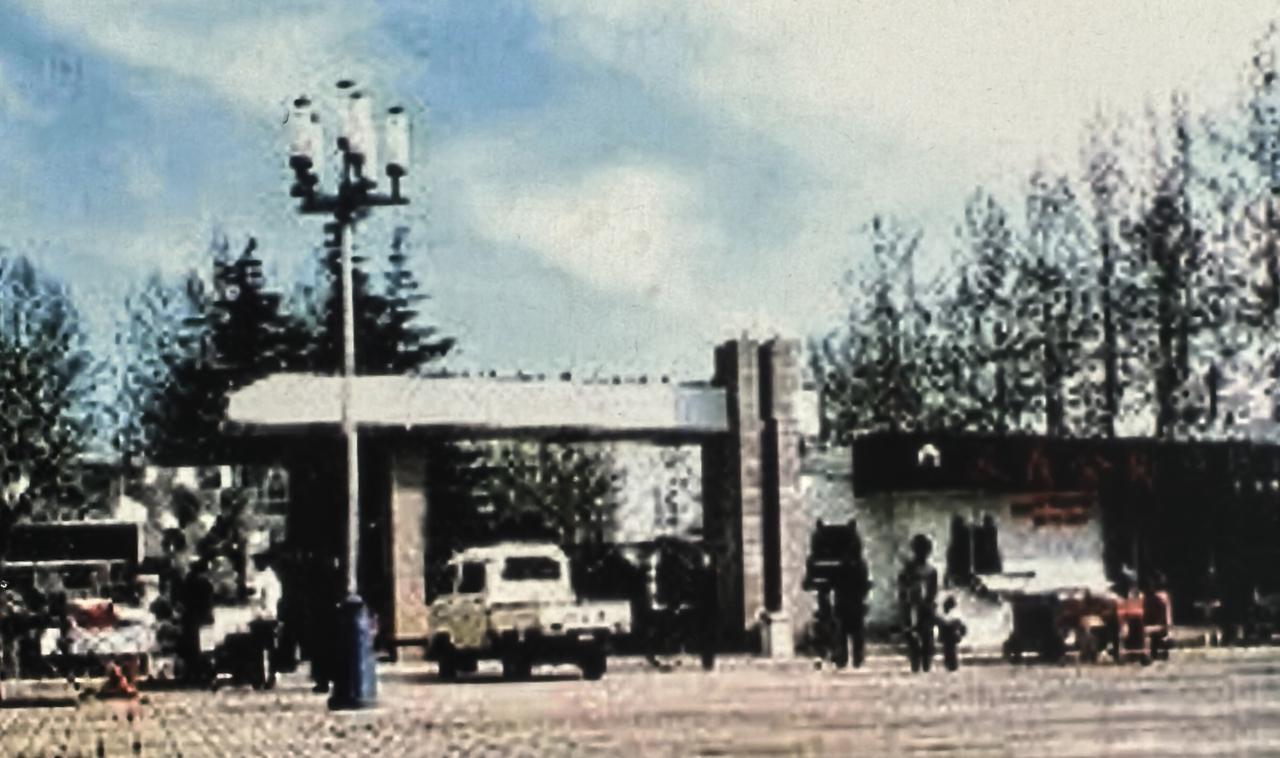 这可是张店人的一处地标记忆，不知有多少人从此门进出，展现出一张张休闲放松欢乐的笑