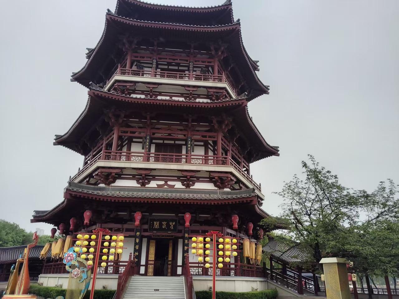 李世民:      小赵，听说你最近挺火的？

赵匡胤:      没有没有，都