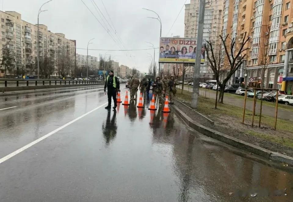 乌军征兵办好主意。在基辅地区主要路口进行封锁，拦截检查，这是军警一起的联合行动，