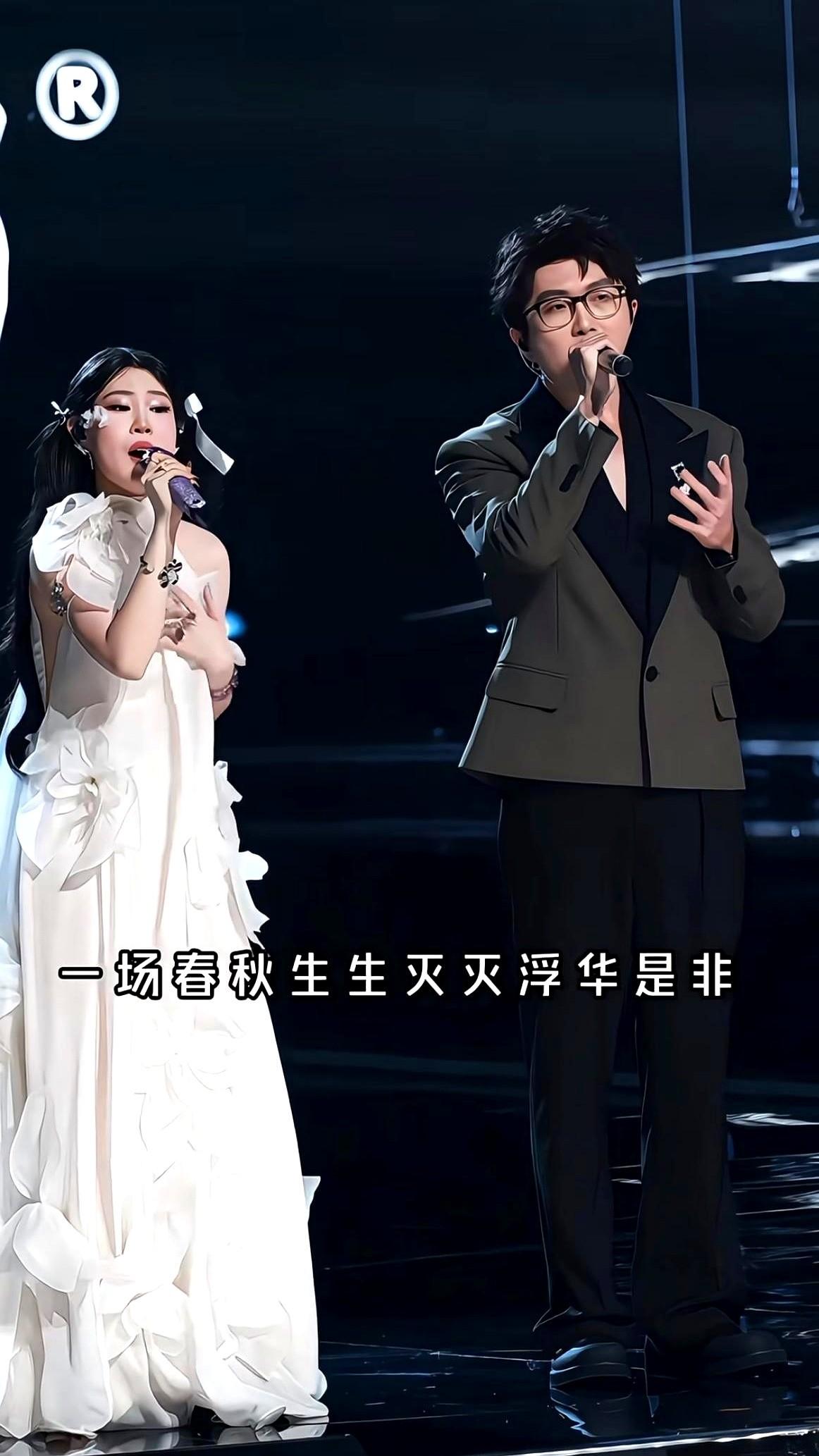 小沈阳女儿跨年这波操作，有点猛。

江苏卫视跨年，她跟毛不易合唱《不染》。结果全