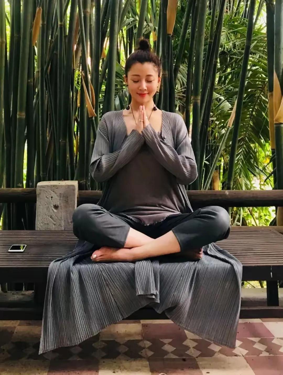 过四十而不嫁，殷桃难道真的要出家…