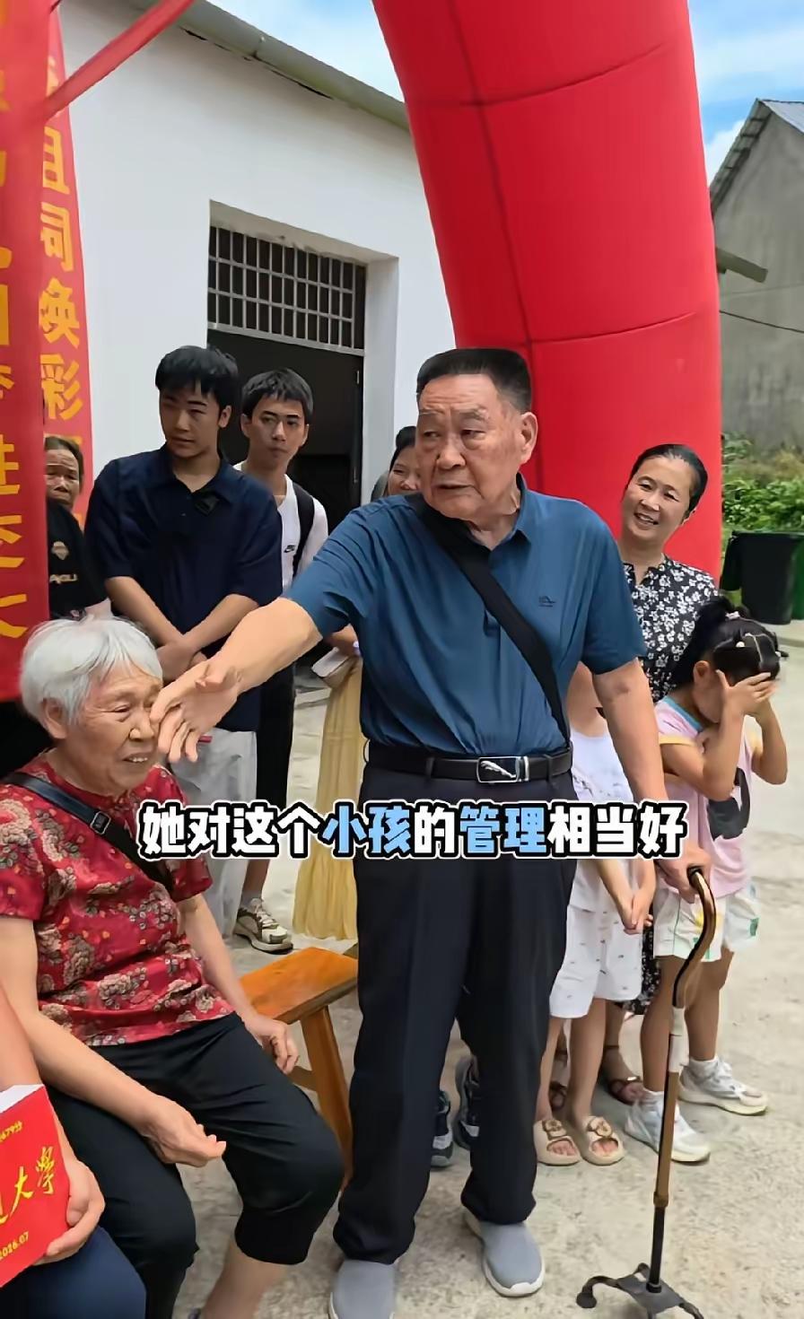 全网刷屏！孙子679分考入上海交大，83岁爷爷上台不夸自家、先谢亲家：最好的家风