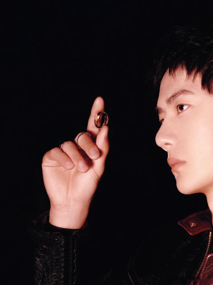 #王一博浪漫升温#王一博这身材和颜值简直鲨疯了！[赢牛奶] 这样的王一博根本就是