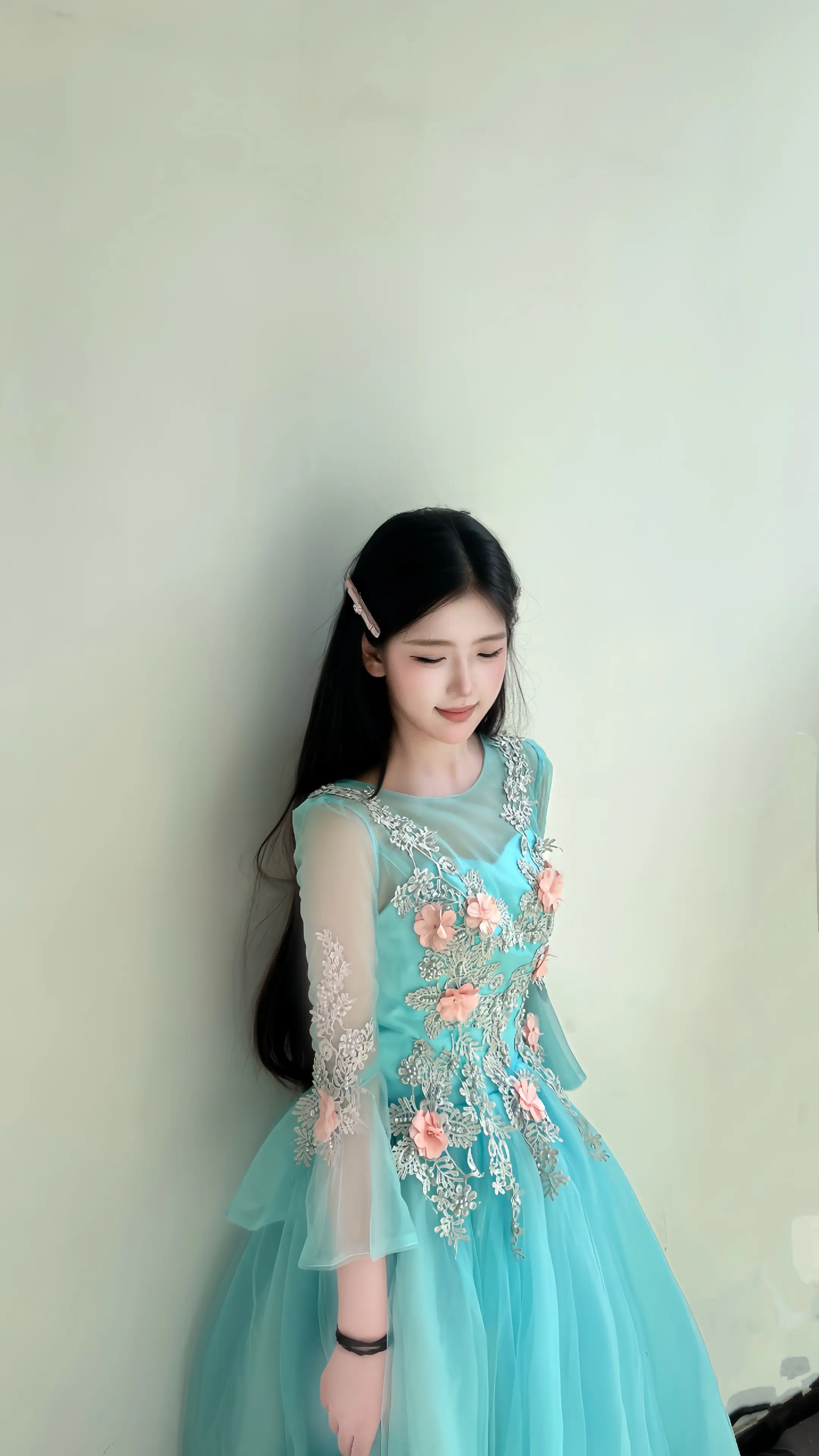 18岁的少女是一支欣欣向荣的花骨朵  在心里暗暗发誓 23岁一定要开成山茶花