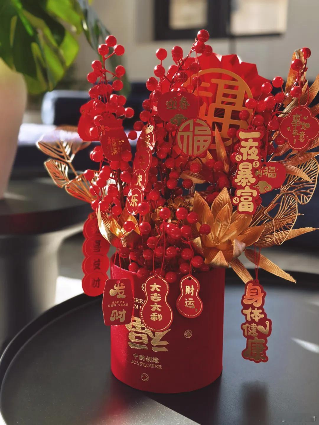 小年 啦，我家里已经提前装饰好，放眼望去，红彤彤的一片，福字、对联、招财猫、财神