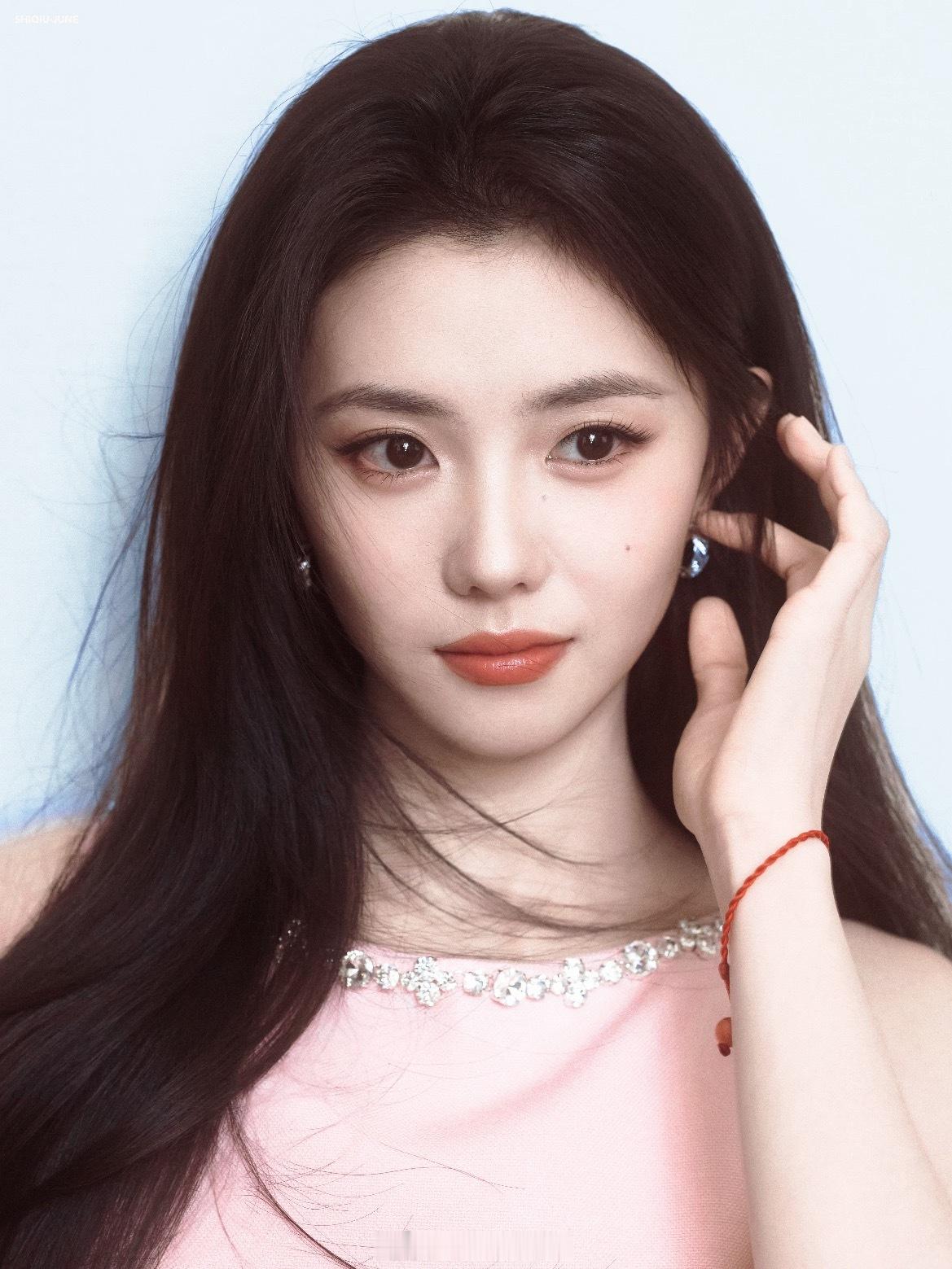 我将燥候今晚的刘浩存刘浩存活动外拍路透刘浩存粉色亮片长裙