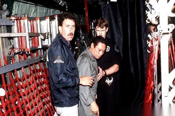 巴拿马曾经的一号人物，诺列加。
他可能是史上唯一一个，被别国派兵直接闯进家门活捉