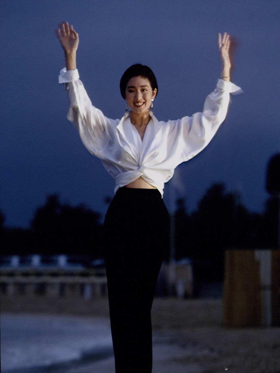 巩俐戛纳白衬衫返场 没有高定珠宝，只有干净白衬衫与黑裤，巩俐将东方美学的极简高级