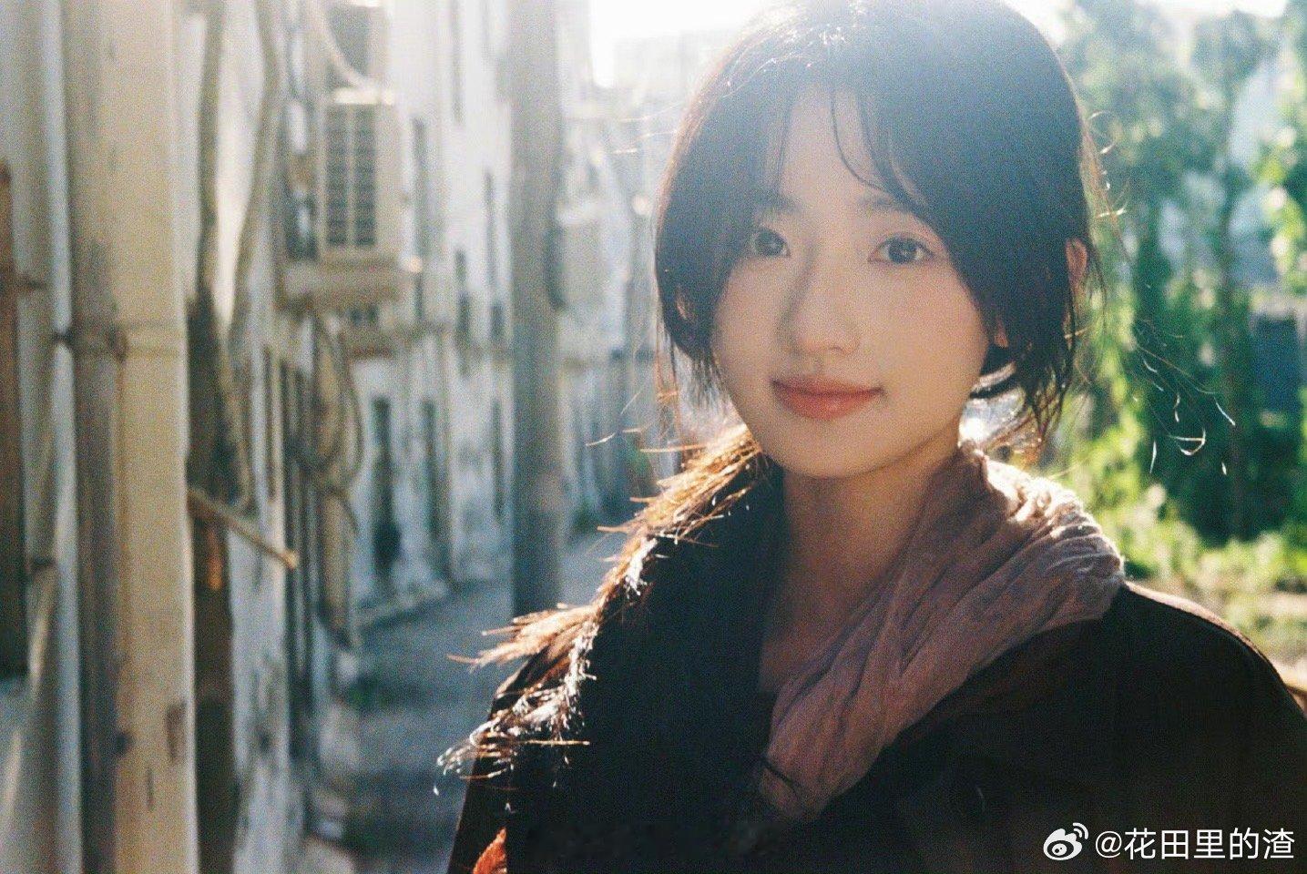 杨雨潼开箱时的脑洞太天马行空！10秒n个想法无缝切换，萌萌的样子超讨喜，期待她在