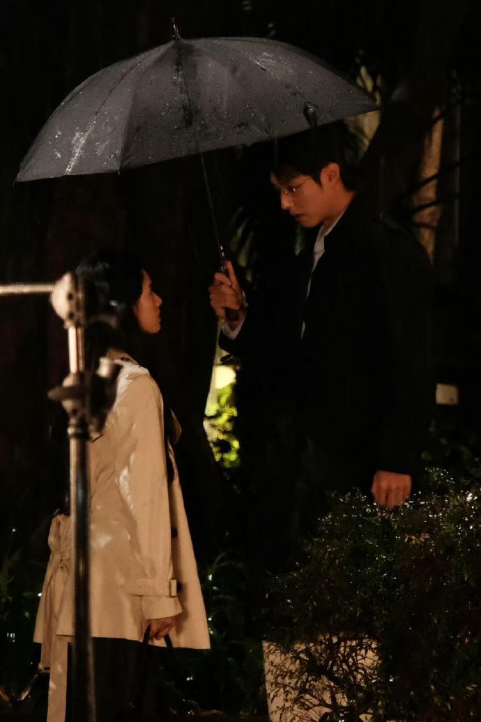 张婧仪陈靖可撑伞抱张婧仪陈靖可撑伞抱路透 张婧仪、陈靖可新剧雨夜撑伞抱，这个呆萌