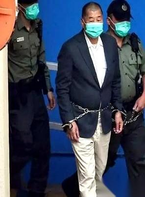 庭上那一声吼，估计把他家孩子两年来的“全球巡演”给吼懵了。
真的，太戏剧性了。