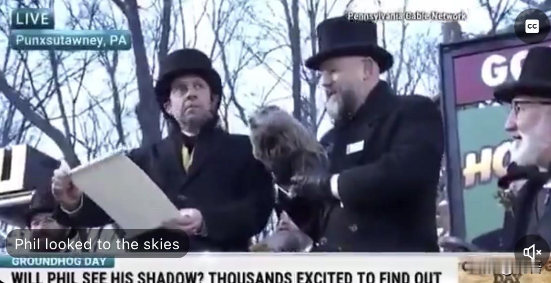 【2026年土拨鼠日：庞克瑟托尼的菲尔看到了自己的影子，并预测还有六周的冬天。】