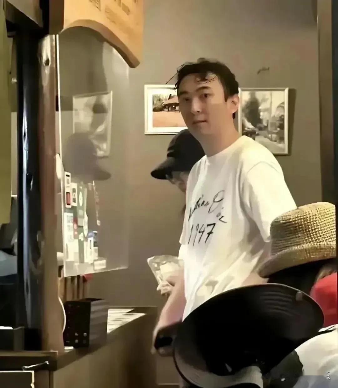 王思聪去日本旅游，在当地发廊新剪了一个发型，手工费5万，看下效果.怎么样？