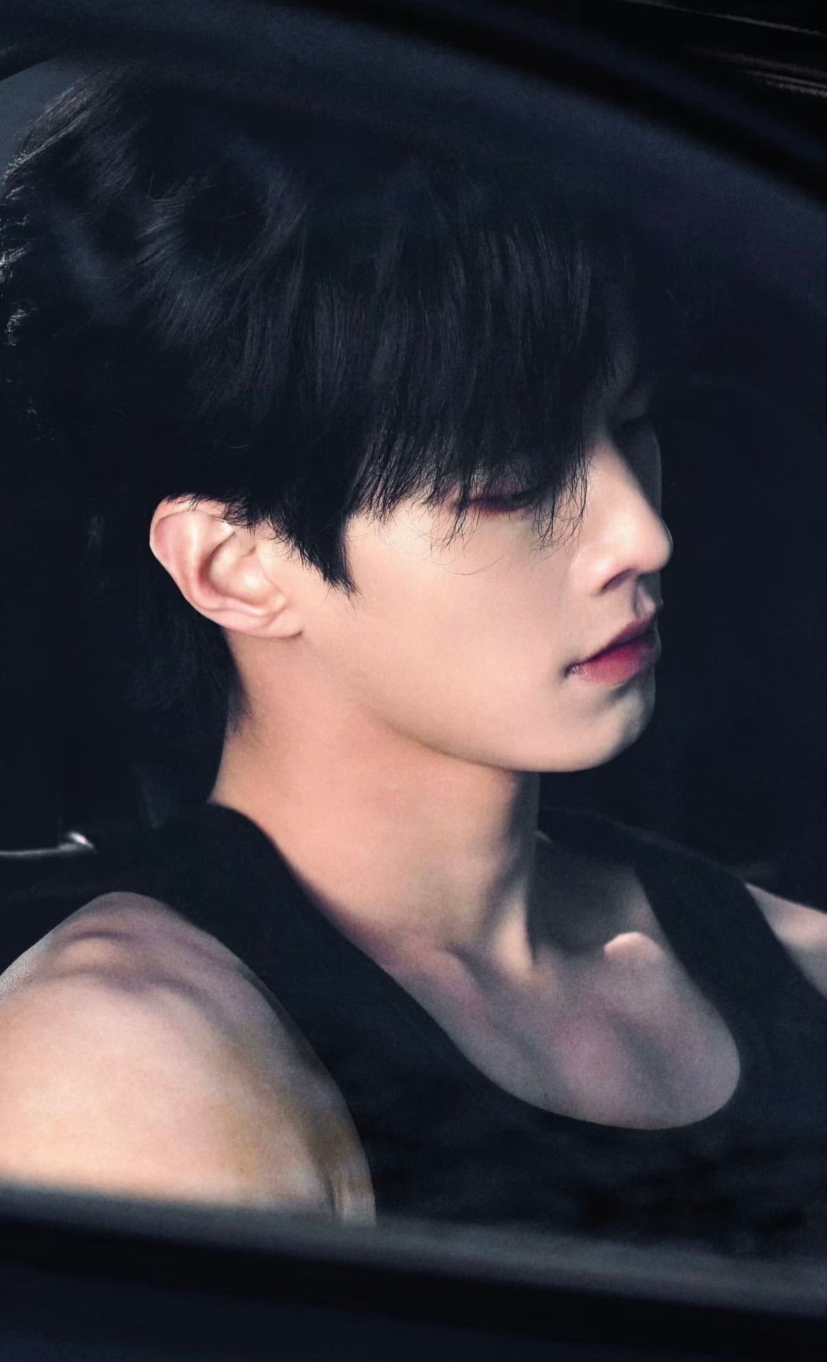 就我eat不到何与吗 我真的要被何与的身材迷晕啦！那肌肉线条流畅又优美，肩宽得能