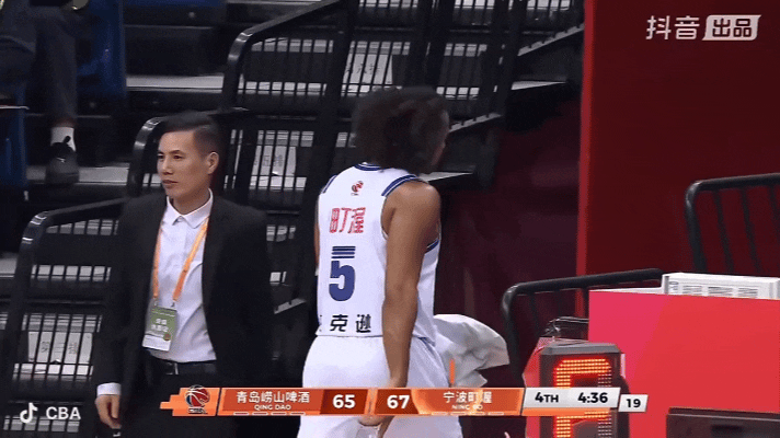青岛男篮vs宁波男篮 宁波队的杰克逊被驱逐后拿着手里的水瓶暴怒的砸向回更衣室通道