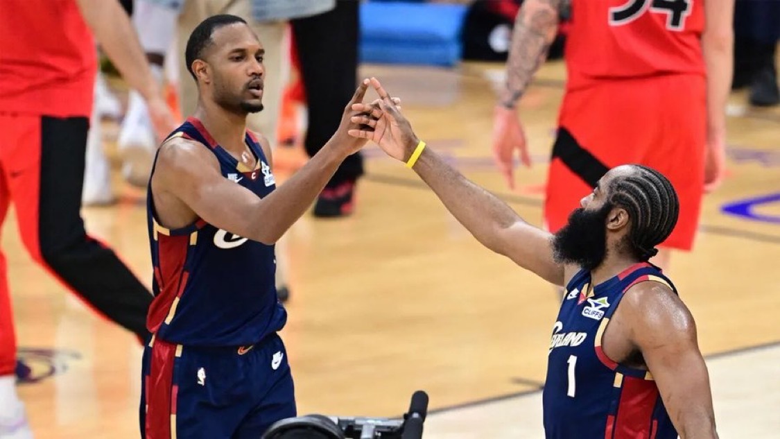 据TheAthleticNBA 报道称，雷霆队在季后赛出局后，立刻就和埃文·莫布