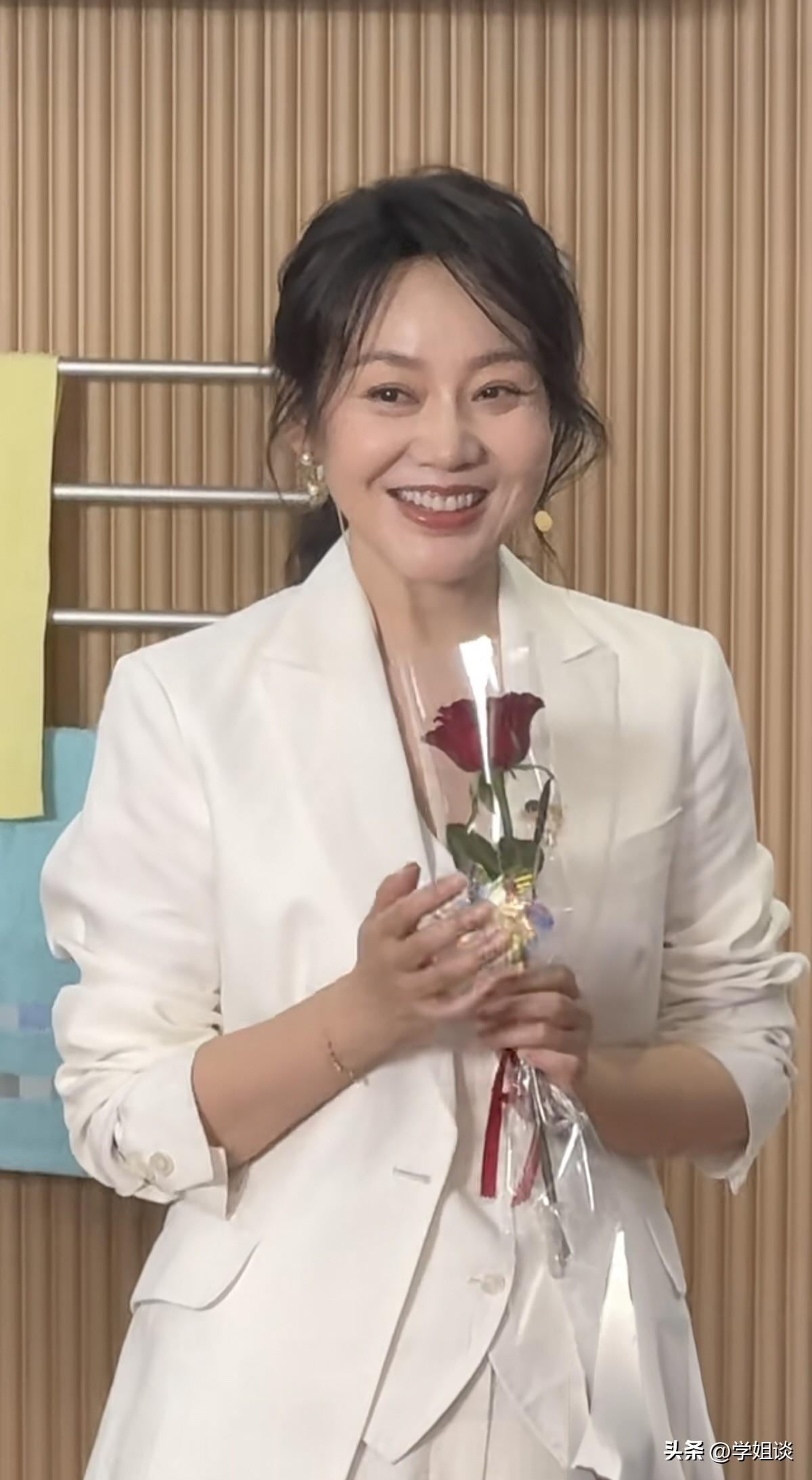 终于明白闫妮为啥不再婚了，
不是没人馋她的身子，
而是结过一次婚的她，早已明白不