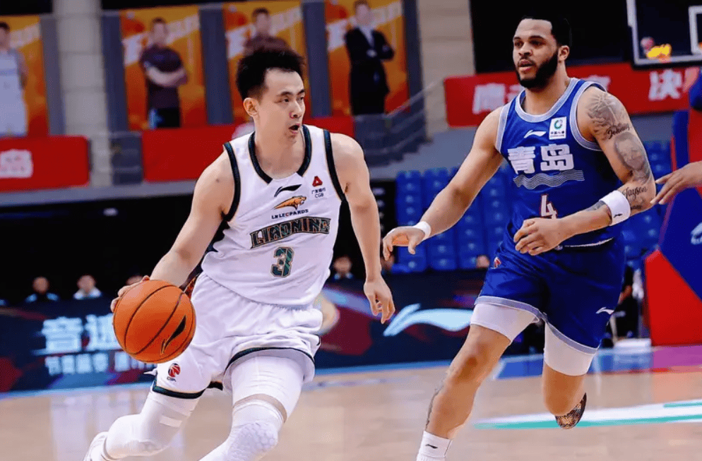 赵继伟全场15投5中，三分5中1得到14分8篮板9助攻3失误