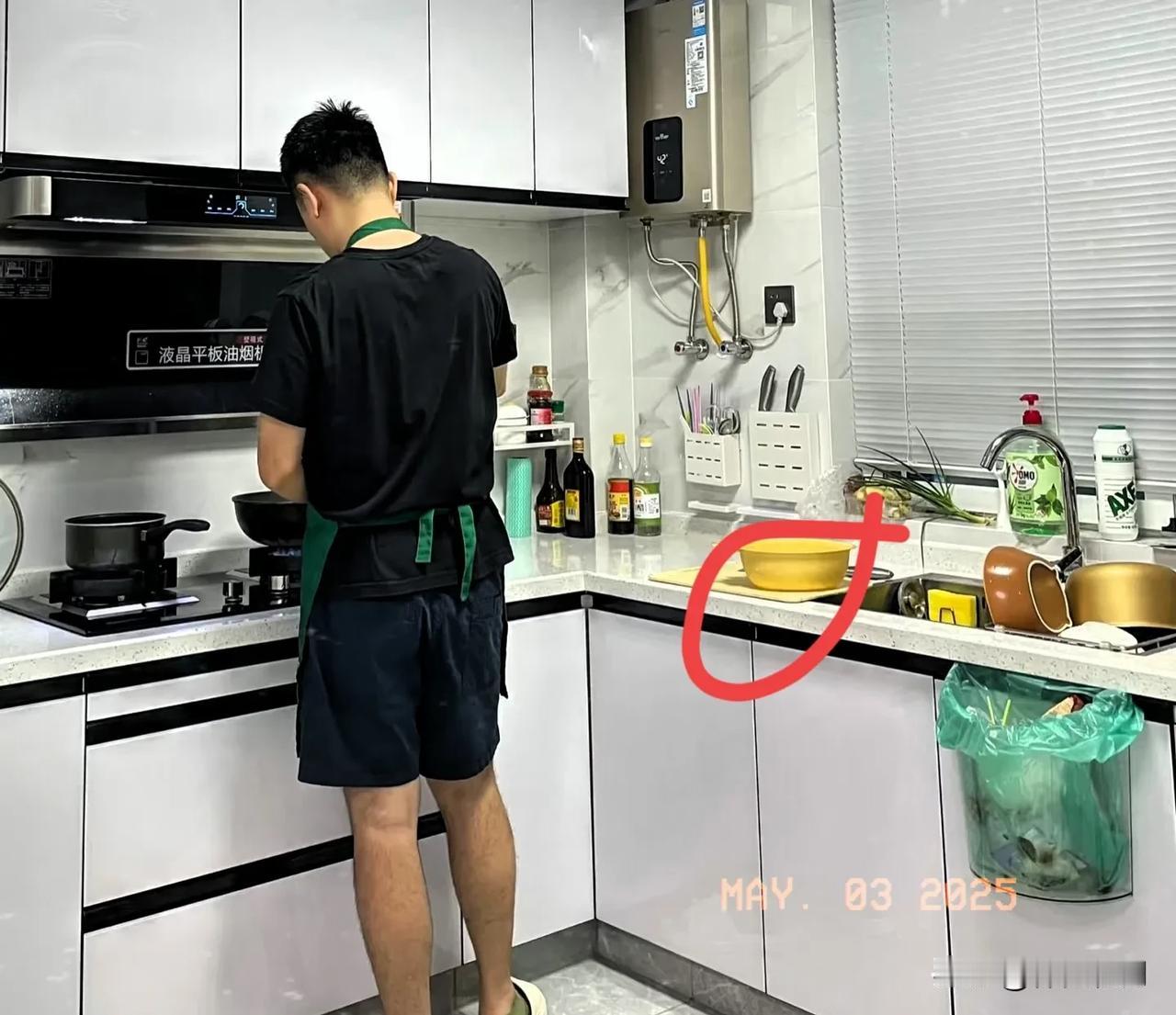 做饭又不是女人的“专属任务”，凭啥家里灶台边非得是女人围着围裙转？
 
第一点，