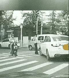 礼让斑马线是必须的，碰到了行人，停下来问一下，未伤到就道个歉。不能跑也不能指责行
