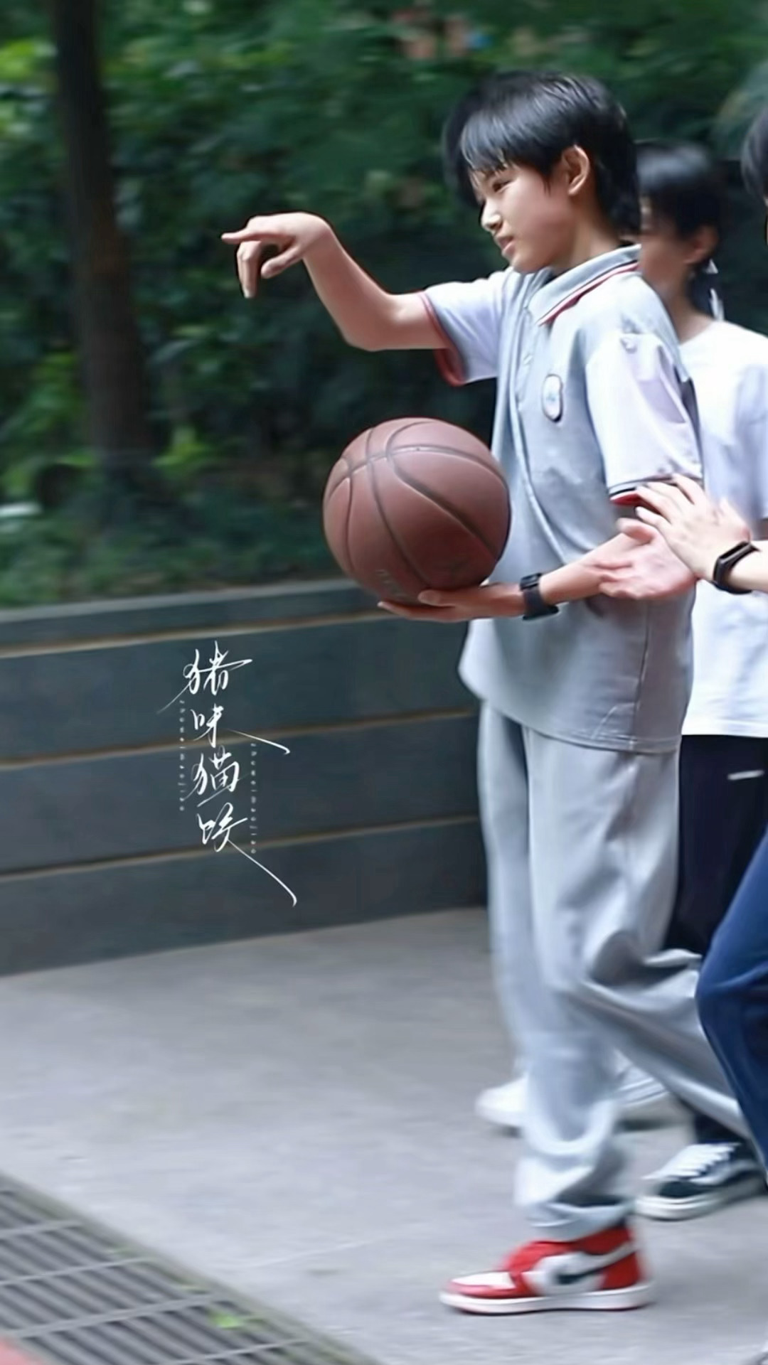 走出了要去干架的气势 